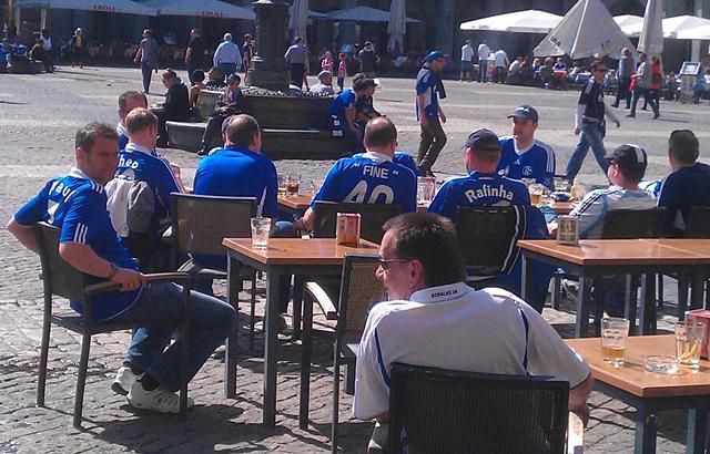 A Schalke-szurkolók élvezik a madridi napsütést