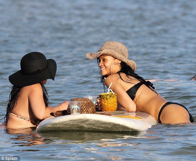 Rihanna lenyűgöző idomai (Fotó: Daily Mail)