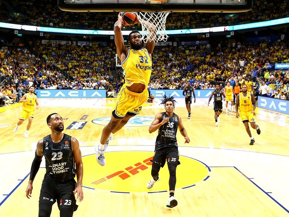 Josh Nebo, a Maccabi Tel-Aviv amerikai centere zsákol  (Fotó: Getty Images)