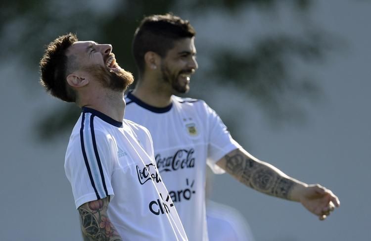 Messiék láthatóan jól érezték magukat az edzésen, ám az argentin sajtóval továbbra is fagyos a viszony (Fotó: AFP)