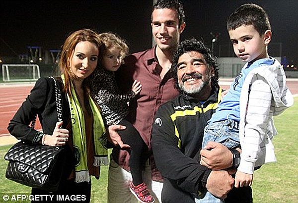 Diego és a Van Persie család: Robin, a felesége, Bouchra, valamint fiuk, Shaqueel és lányuk, Dina (Forrás: Daily Mail)