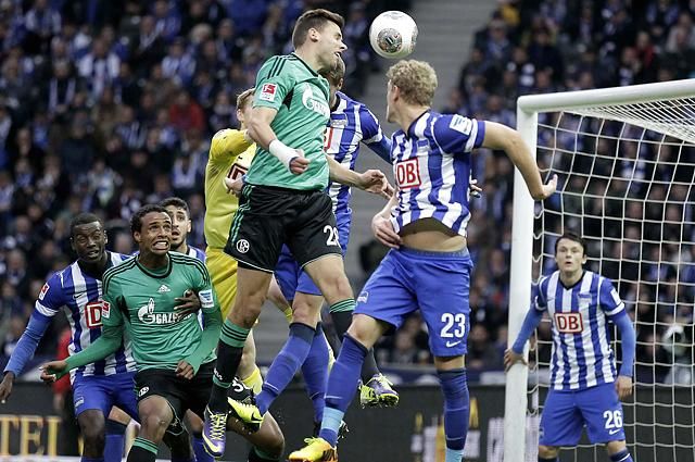 Szalai fejese, amellyel vezetést szerzett a Schalke (Fotó: Reuters)