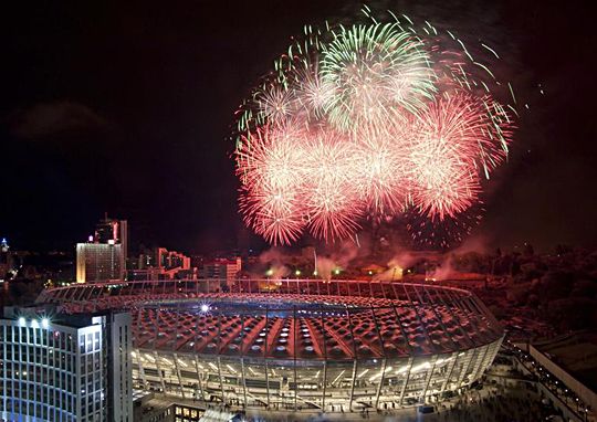 A kijevi stadion is impozáns látványt nyújt, főleg tűzijáték idején