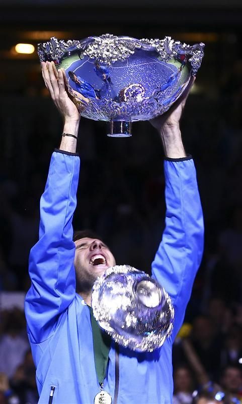 Federico Delbonis kezében kettévált a trófea (Fotó: Reuters)