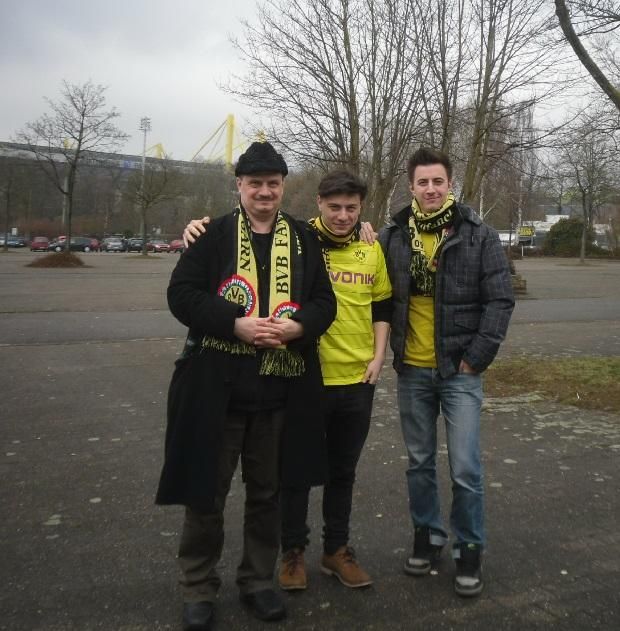 Református lelkész, egyetemi tanár édesapjával és bátyjával Dortmundban – háttérben a Westfalenstadion (Fotó: Balla Gergely archívumából)