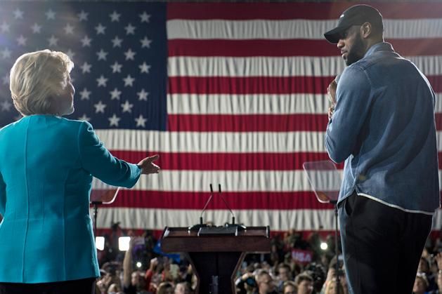 Hillary  Clinton és LeBron James. James szerint egy akroni, szegénységben  felnőtt srác gondjait csak Clinton értheti meg a jelöltek közül (Fotó:  AFP)