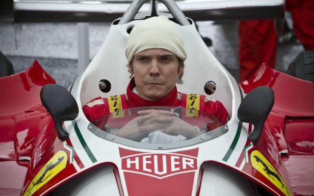Daniel Brühl Niki Lauda szerepében a Hajsza a győzelemértben