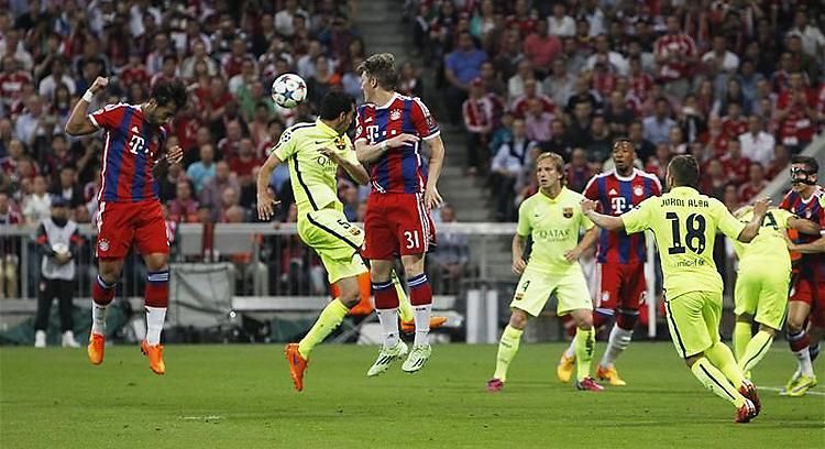 Mehdi Benatia a Bayern vezető gólját fejeli (Fotó: Reuters)