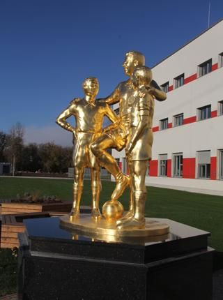 Tichy Lajos is boldog lenne: 
Puskás Ferenc szobra áll az új futballakadémia előtt