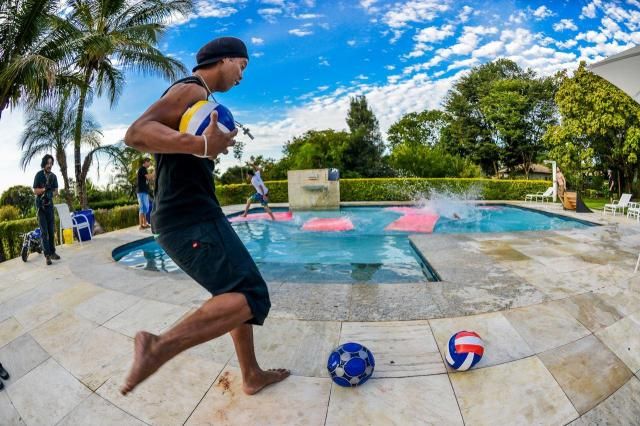 További képek a mókás forgatásról Dinho Facebook-oldalán érhetőek el  (Forrás: facebook.com/RonaldinhoOficial)