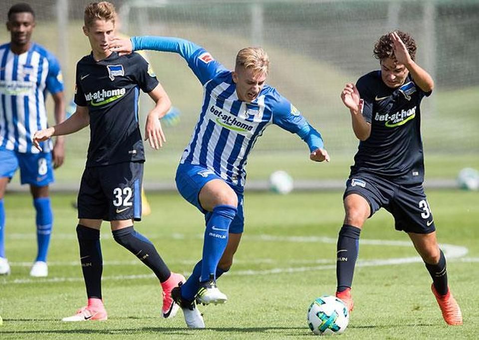 Sinan Kurt (j2) a Hertha edzésén. Mellette balra Dárdai Palkó (Fotó: AFP)
