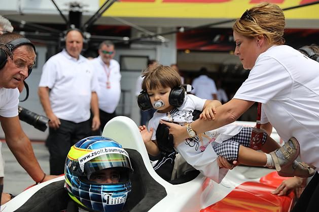 Baumgartner Zsolt kislánya is szemügyre vette a V10-es motorral ellátott bemutatóautót (Fotó: Meder István)