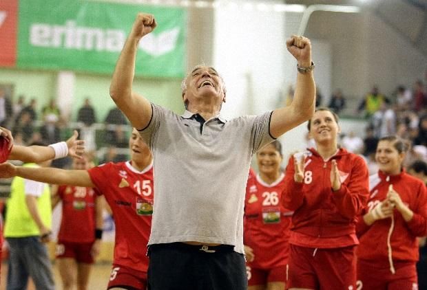 A varázslatos pillanatok egyike: 2011. május elsején, anyák napján a Köstner Vilmos vezette DVSC megnyerte a bajnoki elődöntőt a Ferencváros otthonában – a mester az óriási siker után elhunyt édesanyjára emlékezett (Fotó: Nemzeti Sport)
