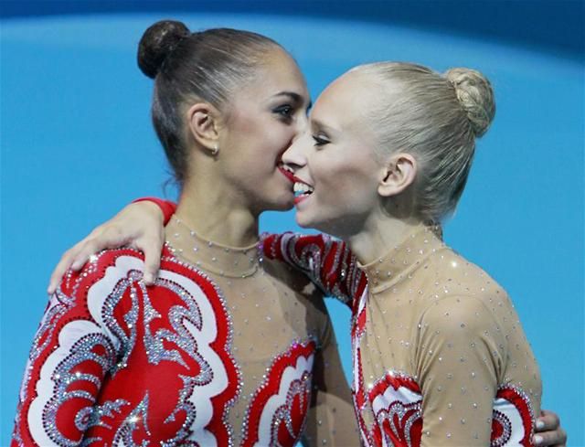 A két legnagyobb aranyesélyes, egyben csapattárs: az orosz Margarita Mamun és Jana Kudrjavceva (Fotó: Reuters)