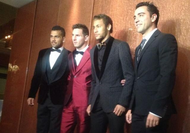Messi klubtársaival az Aranylabda-gálán: Dani Alves, Messi, Neymar és Xavi (Fotó: Twitter)