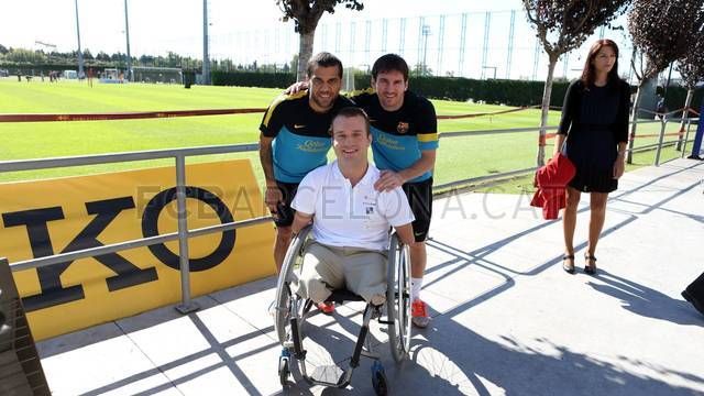Szerencse, hogy itt van Dani Alves, aki most sem tűnik feszültnek (Fotók: fcbarcelona.com)