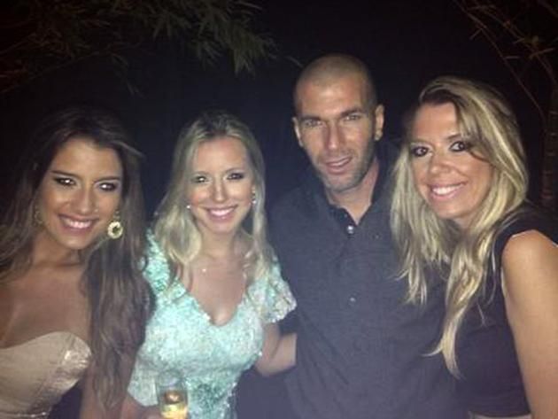 Zinedine Zidane nem az az oldott jelenség, de azért igyekezett ő is... (forrás: El Gráfico)