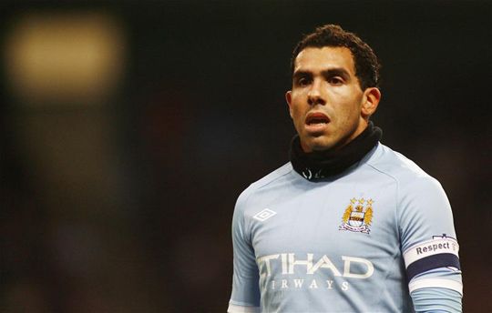 Tévez a szokásos nyakmelegítőben: meddig hordhatja még? (Fotó: Reuters)
