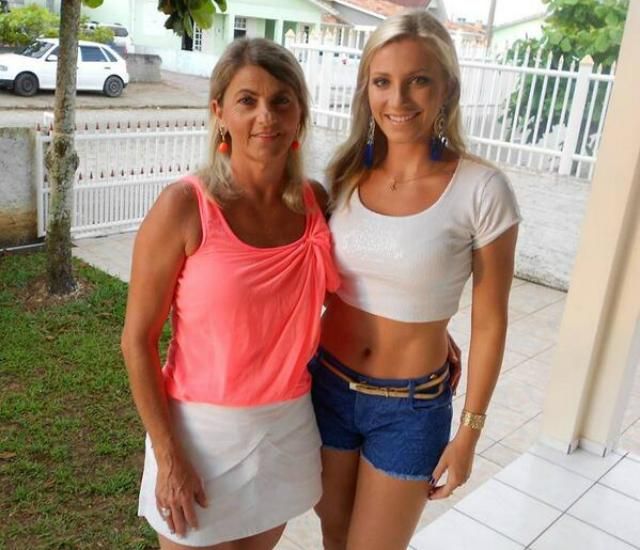 A sárga ruha nélkül is jól mutat Fernanda – jobbra (Fotó: dailymail.co.uk)