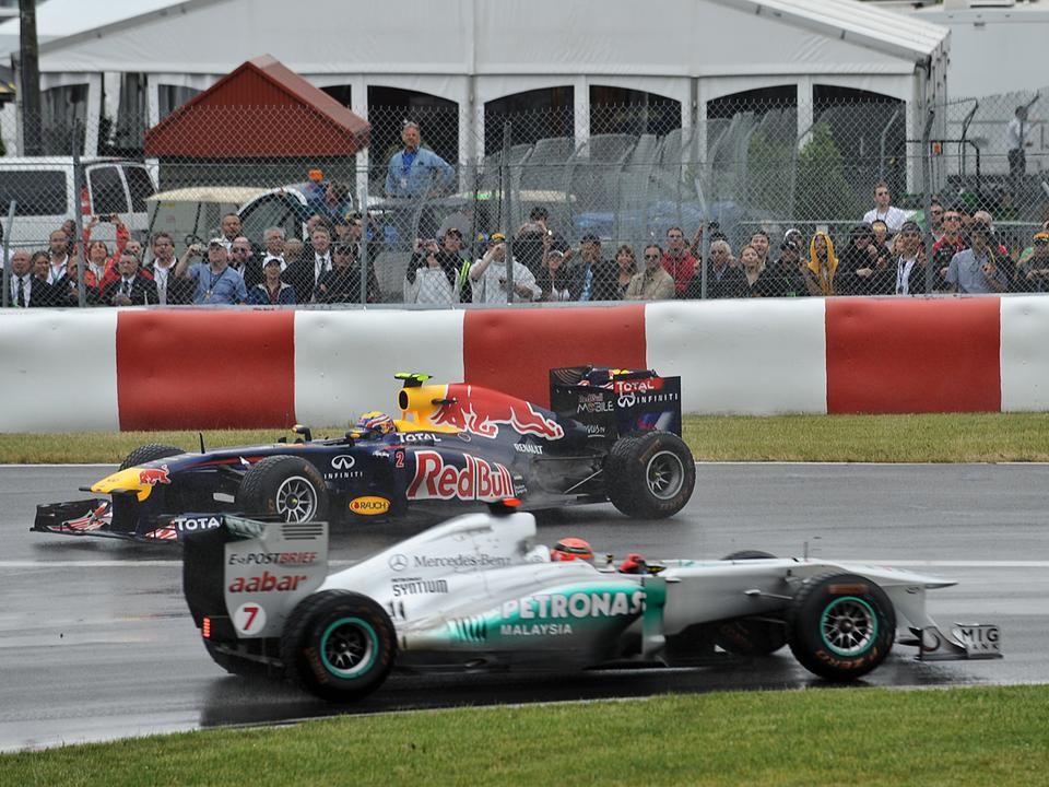 Merre az arra? Mark Webber és Michael Schumacher (Fotó: AFP)