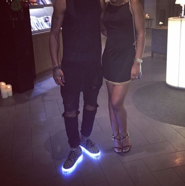 Alex Song és a világító lábbeli (Forrás: Instagram)