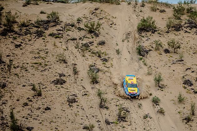 Óriási lejtőkön kellett száguldoznia a mezőnynek (Fotó: Opel Dakar Team)