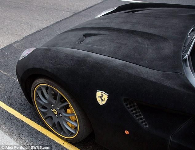 Bársony Ferrari Londonban (forrás: Daily Mail)