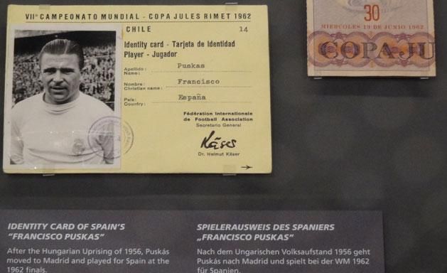 Identity card of Spain’s „Francisco Puskas” – áll Puskás Ferenc akkreditációs kártyáján, amelyet az 1962-es chilei vb-n használt. Már a spanyol válogatottban játszott, három vb-meccsen lépett pályára (Fotó: Mravik Gusztáv)