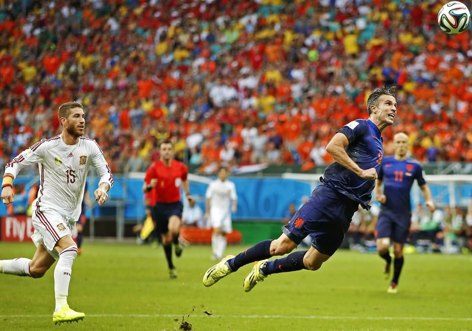 A holland Robin van Persie fejes gólja a 2014-es vb csoportmeccsén a spanyolok ellen 5–1-re megnyert meccsen