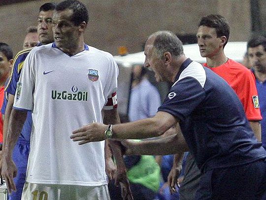Luiz Felipe Scolari (jobbra) a Bunyodkor edzőjeként Rivaldót látja el tanácsokkal (fotó: Action Images)