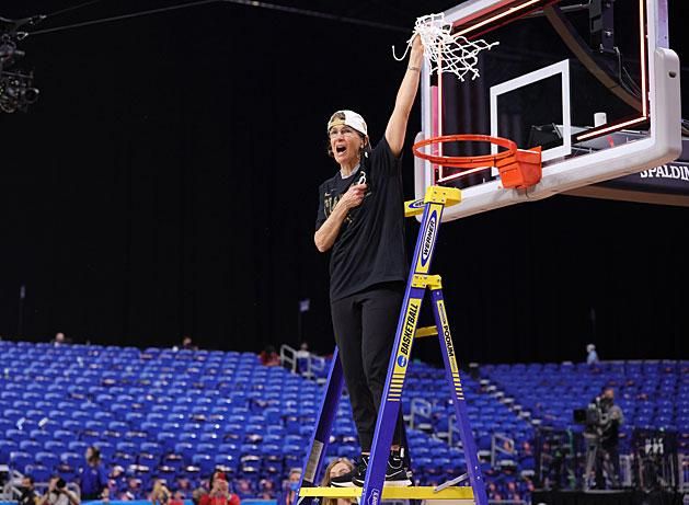 Tara VanDerveer a győztes trénernek járó ereklyével (Fotó: Getty Images)