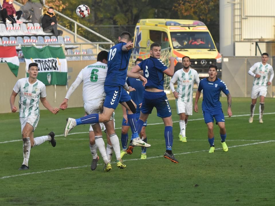 Novák Csanád (19) fejese a hálóban kötött ki, ami három pontot ért a Szolnoknak (Fotó: Mészáros János/Új Néplap)