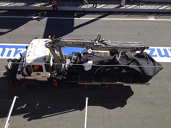 Alonso autóját visszavitték a McLaren boxjába (Fotó: Autosport)