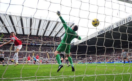 Robin van Persie második találatával a 26. percben már 4–0-ra vezetett az Arsenal a Newcastle ellen… 
(Fotó: whoateallthepies.tv)