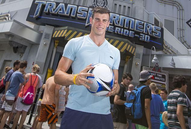 Bale, a labda és a 3D Transformers bejárata (forrás: Daily Mail)