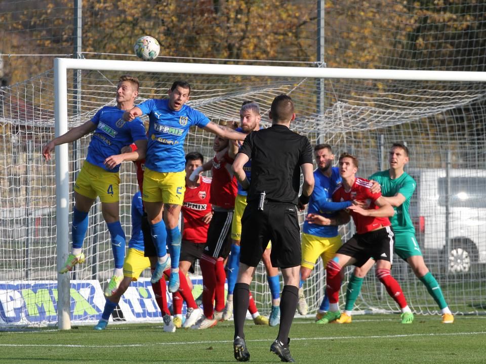 A Kazincbarcika (kék-sárgában) az elmúlt nyolc mérkőzésen nem tudott nyerni (Fotó: Ádám János/Észak-Magyarország)