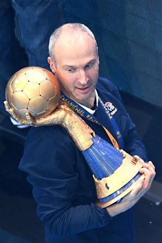A 2017-es vb-trófeával (Fotó: AFP)