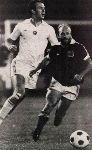 A skótok ellen Nyilasi Tibor is remekül 
játszott (az előtérben Archie Gemmill)