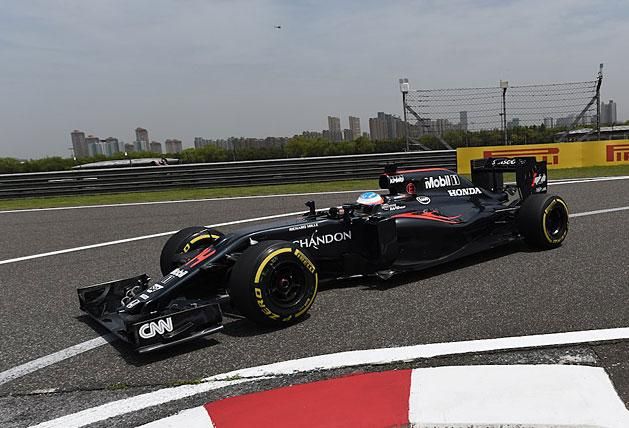 Fernando Alonso folytathatja a száguldást Kínában