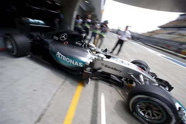 Lewis Hamilton eddig nagyon gyors Kínában is (Fotó: Reuters)