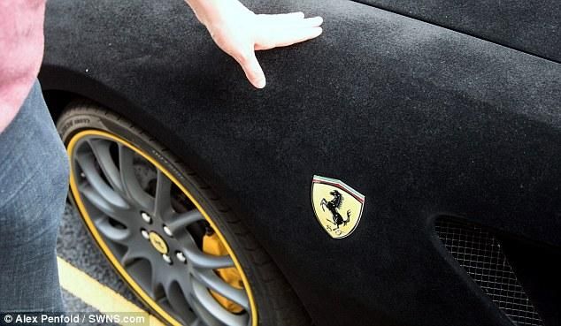 Bársony Ferrari Londonban (forrás: Daily Mail)
