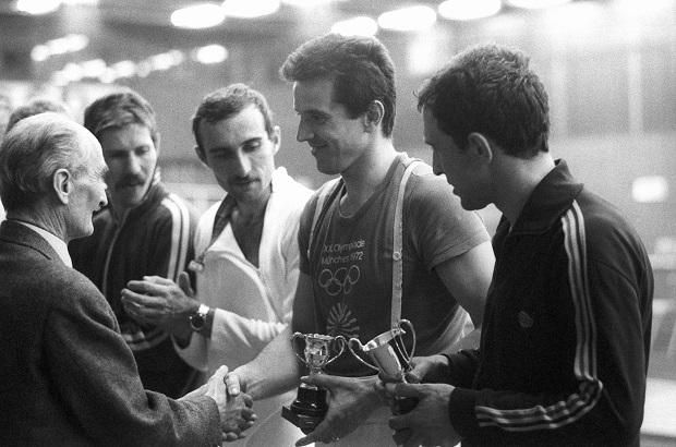 1975: második lett a magyar bajnokságon, a legendás mester, Bay Béla adta át a díjat (Fotó: MTI)