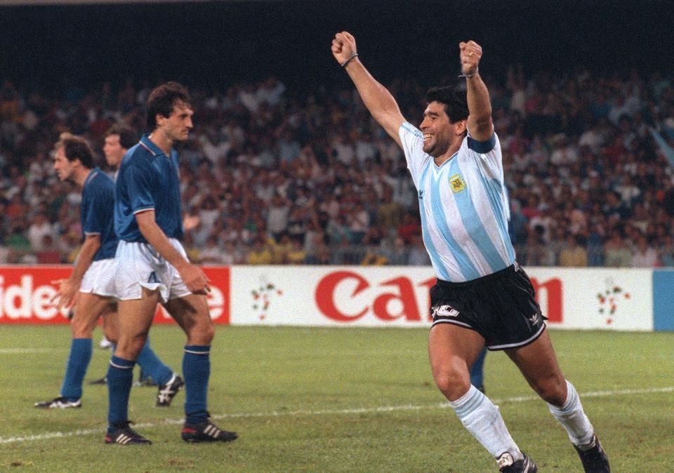 Maradona az olaszokat kiejtő tizenegyest ünnepli az 1990-es vébén (Fotó: AFP)