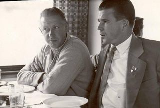 Kalmár Jenő edző (balra) szaktekintélyét még
Puskás Ferenc, a Bp. Honvéd világklasszisa is elismerte