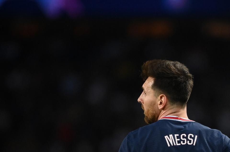 A többiek közt Leo Messit kell megállítania Gulácsi Péternek (Fotó: AFP)