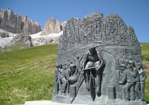 Egyrészt elismerték: Fausto Coppi emlékműve a Dolomitokban