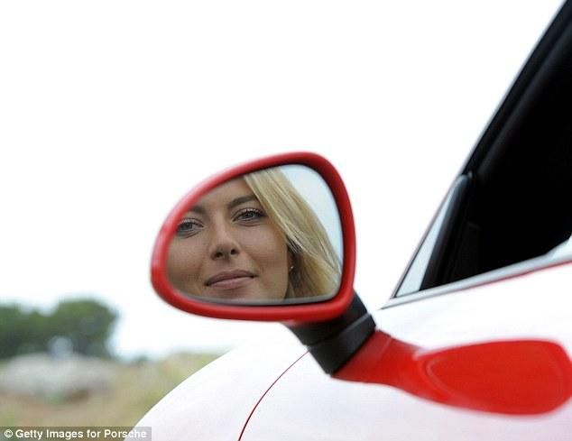 Marija Sarapova és a Porsche 911 Carrera (forrás: Daily Mail)