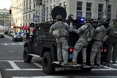 Terrorelhárítók érkeznek (Fotó: Reuters)