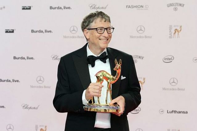 Bill Gates büszkén vette át az elismerést (Fotó: Daily Mail)