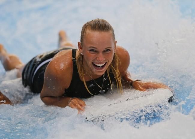 Mókás sport ez a szörf, legalábbis a dán teniszcsillag szerint (Fotó: Daily Mail)